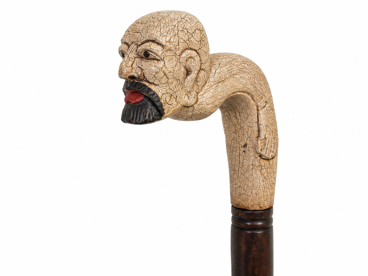 Pommeau de canne sculpté en visage d'homme barbu, bois clair peint