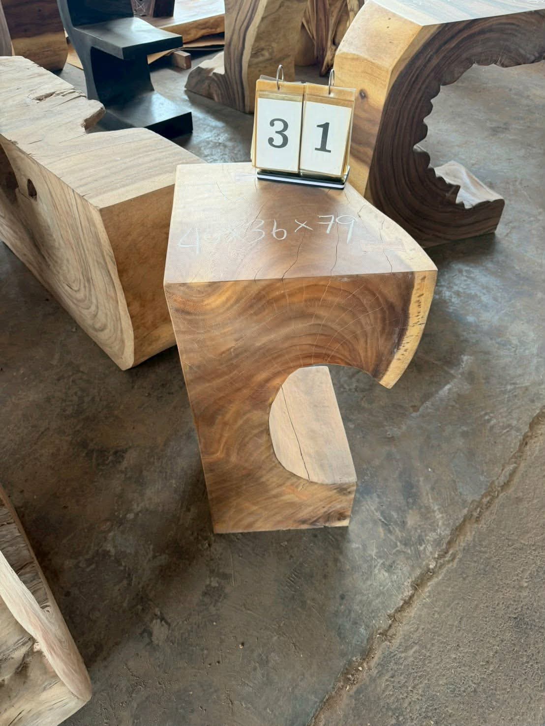 Console (trunk) in Suar wood