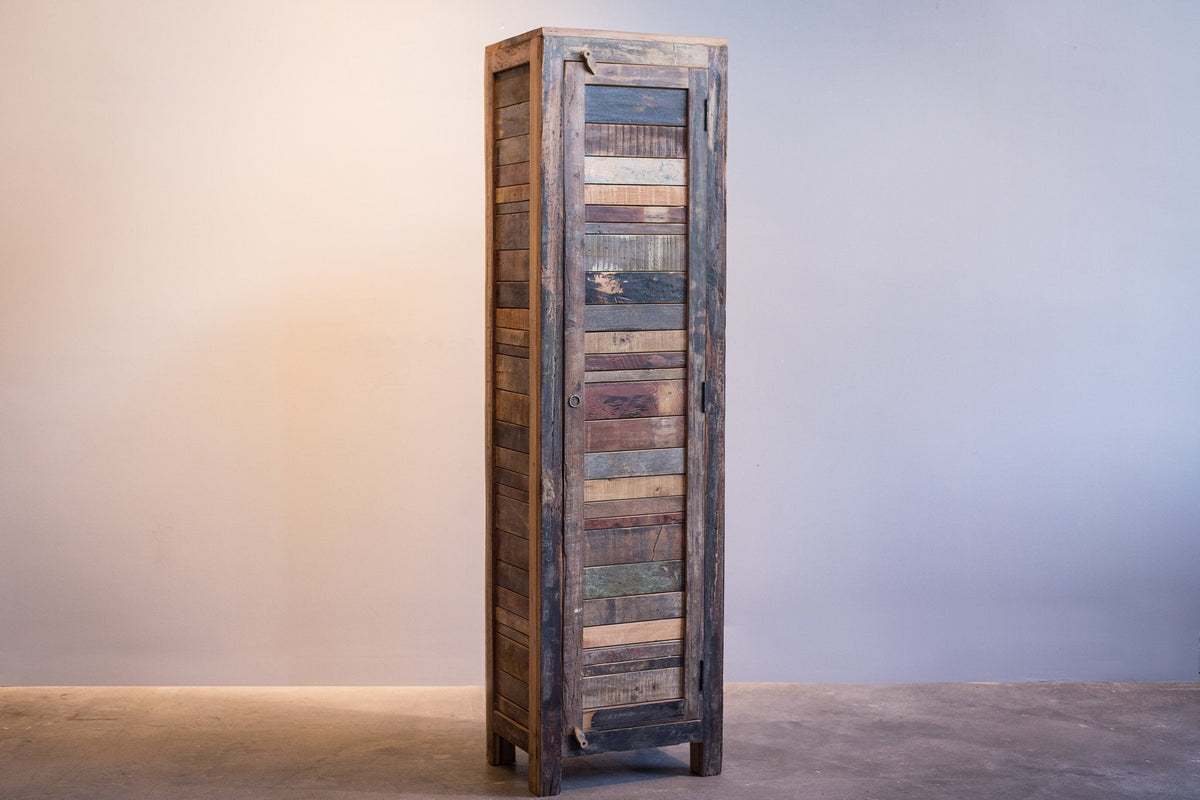 Armoire Almira une porte vue de face, façade en lattes de bois recyclé multicolores