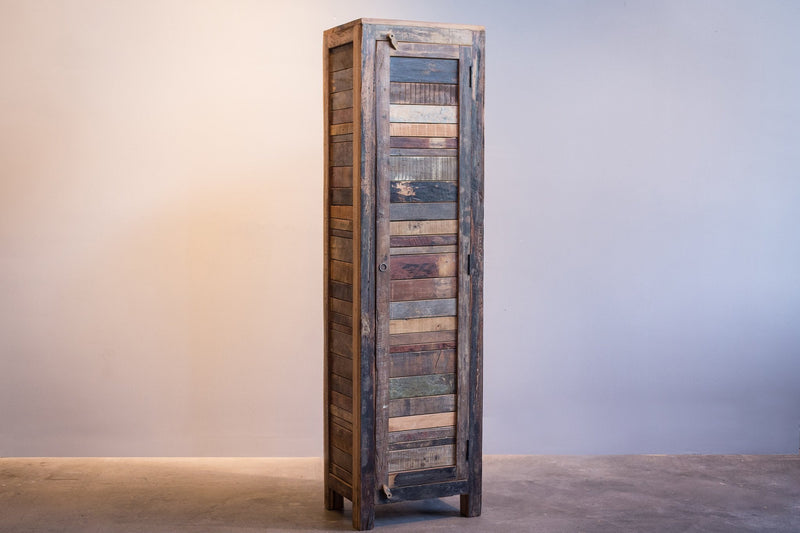 Armoire Almira une porte vue de face, façade en lattes de bois recyclé multicolores