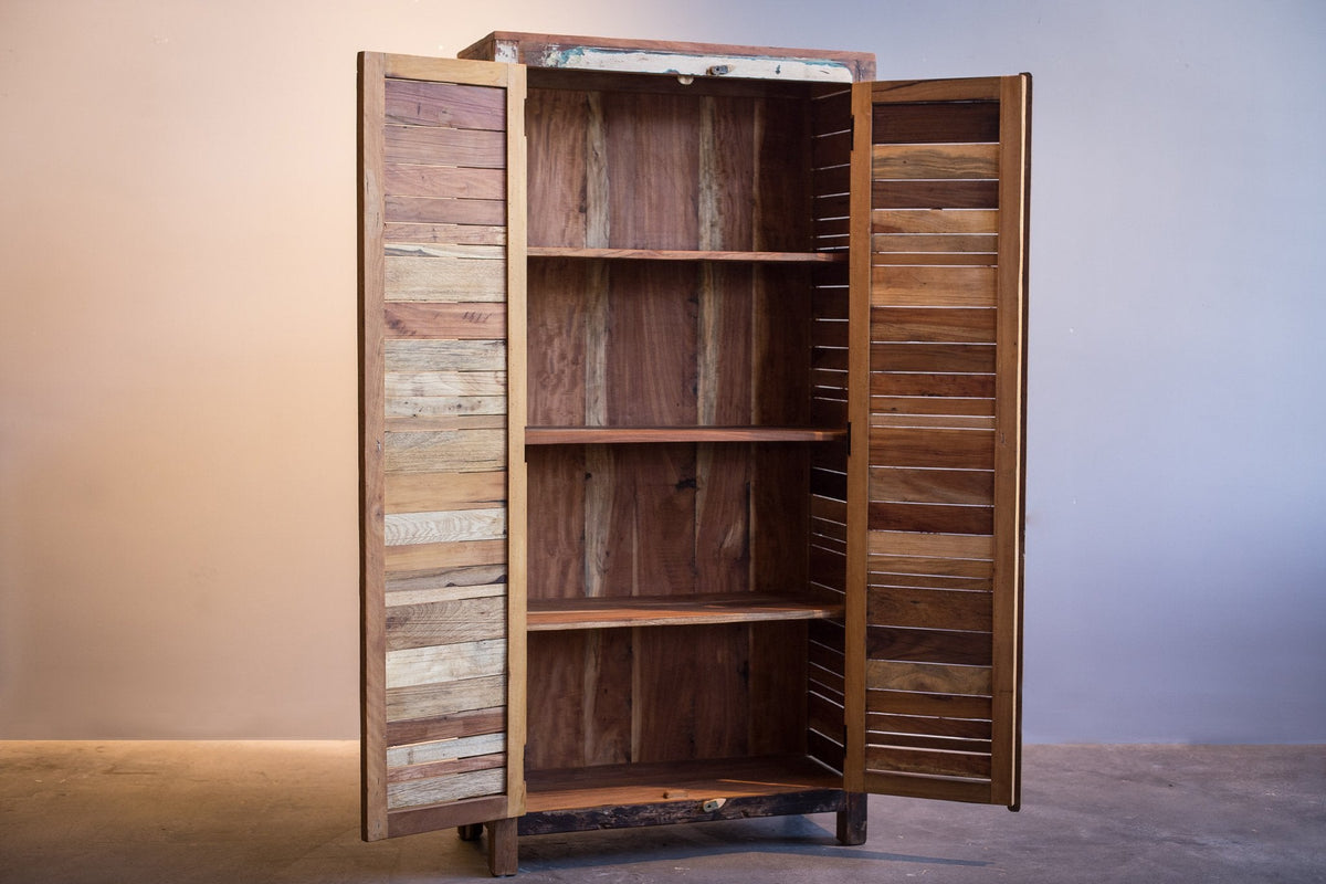 Armoire Almira deux portes en bois recyclé — détail du bois