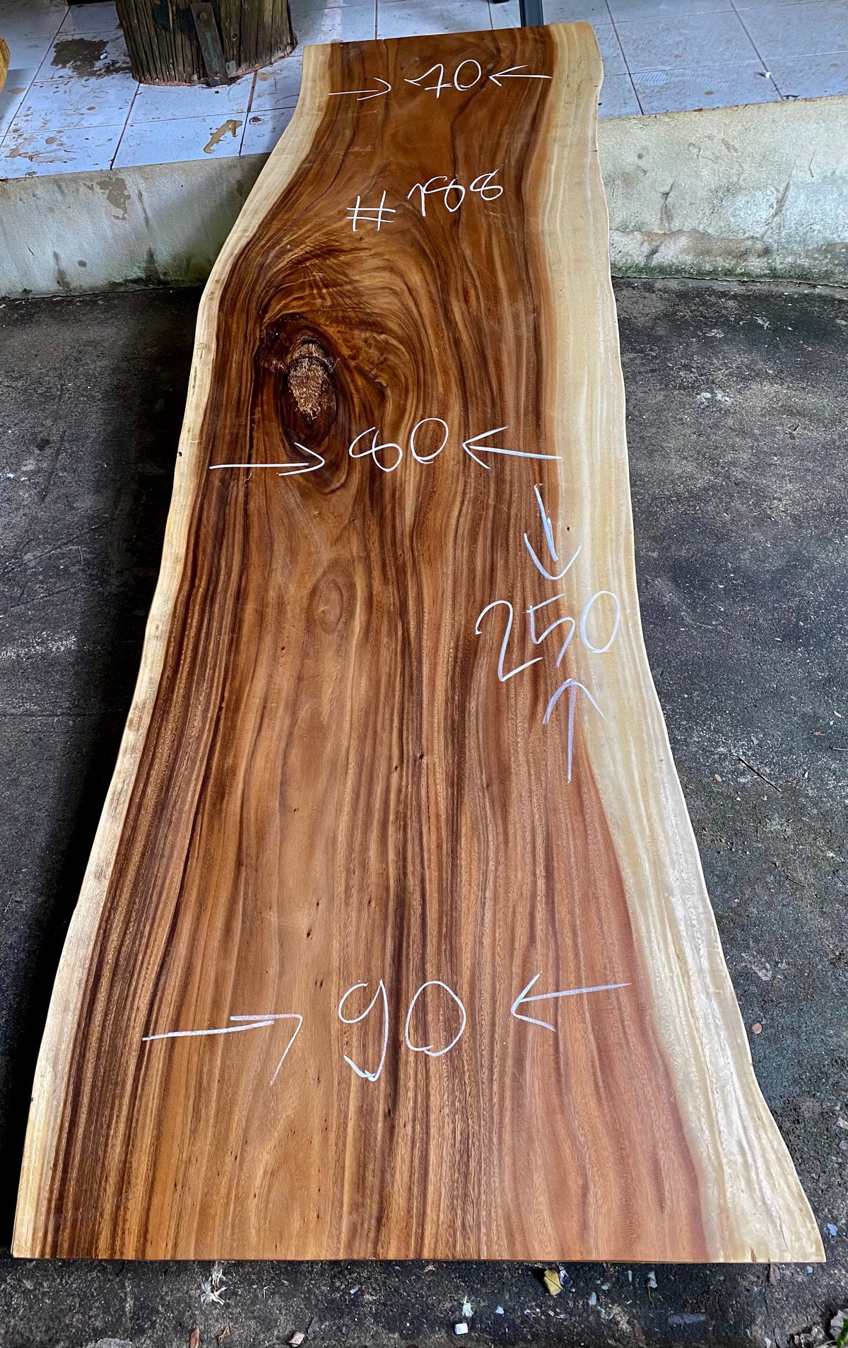 Plateau live edge en suar vu à plat, veinage contrasté et mesures à la craie