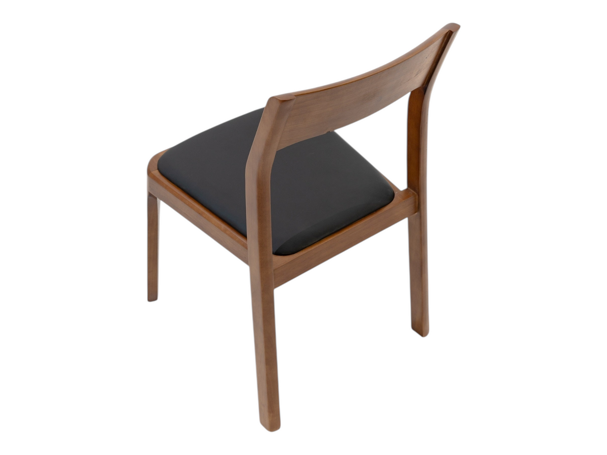 Chaise noire en bois