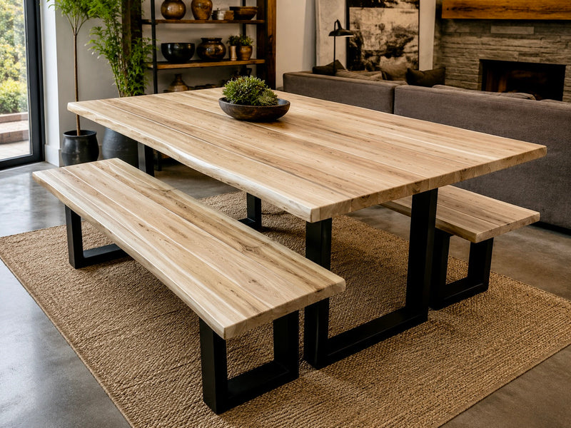 Table à dîner live edge en suar — détail du bord naturel et du veinage