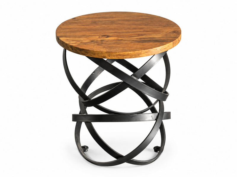 Table d'appoint ronde en manguier vue de face, anneaux de métal entrelacés