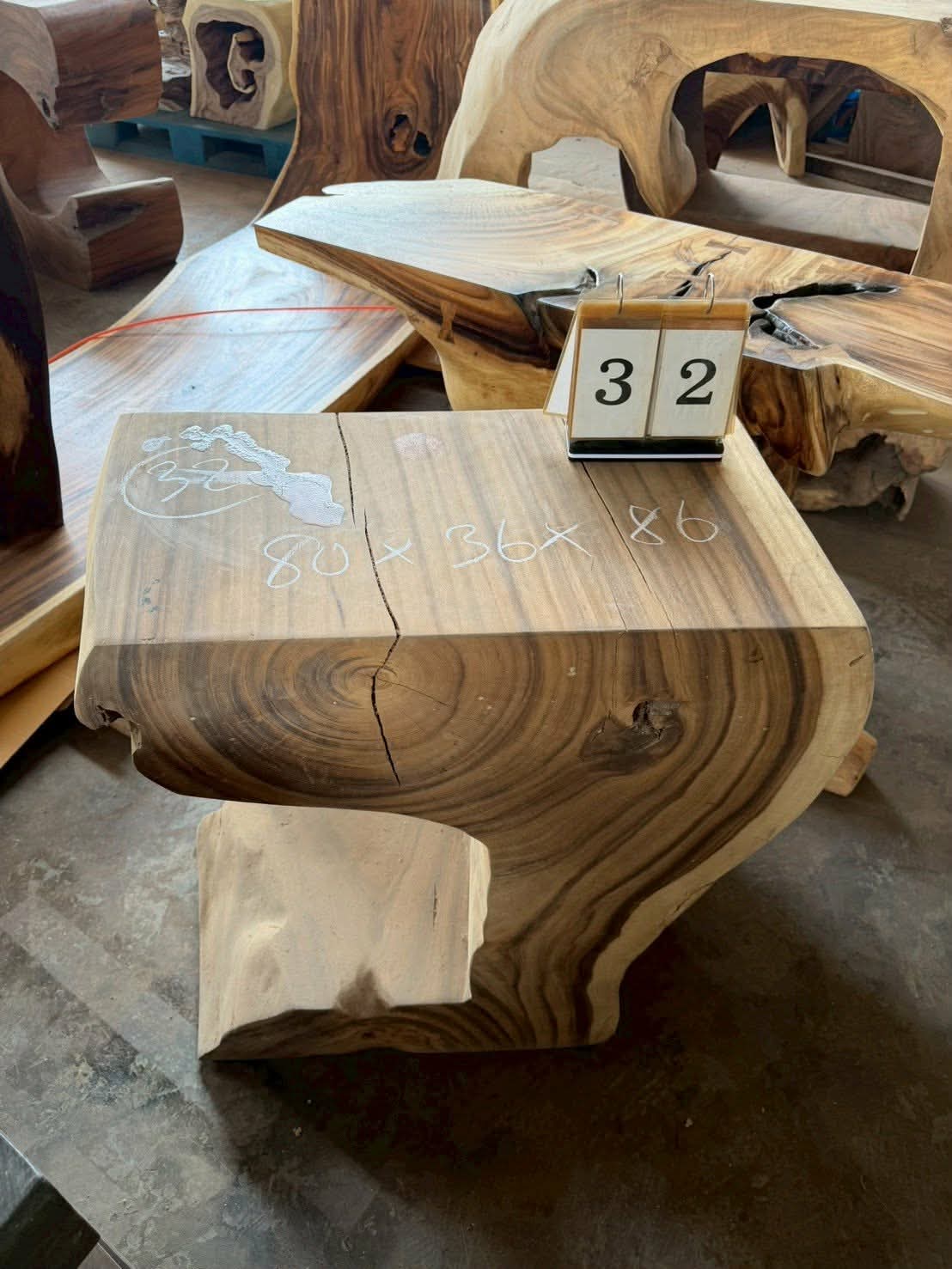 Console (trunk) in Suar wood