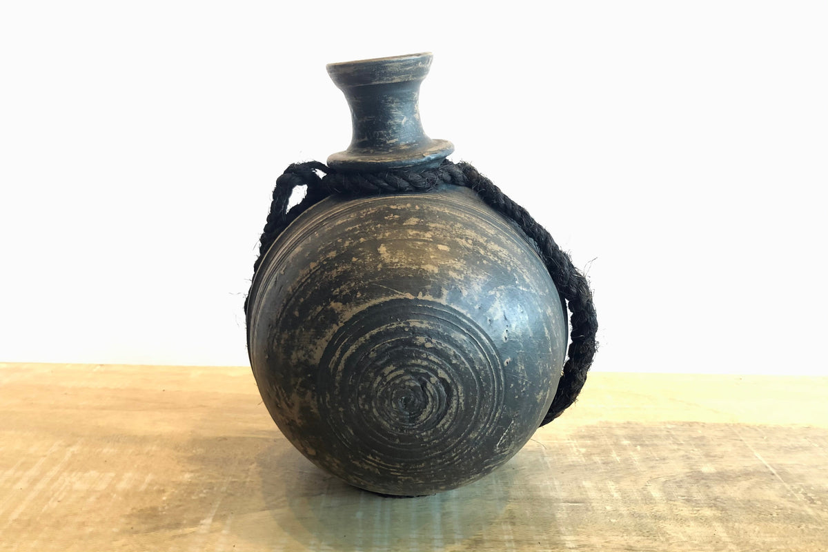 Pot en céramique sombre en forme de gourde, col étroit et petites anses
