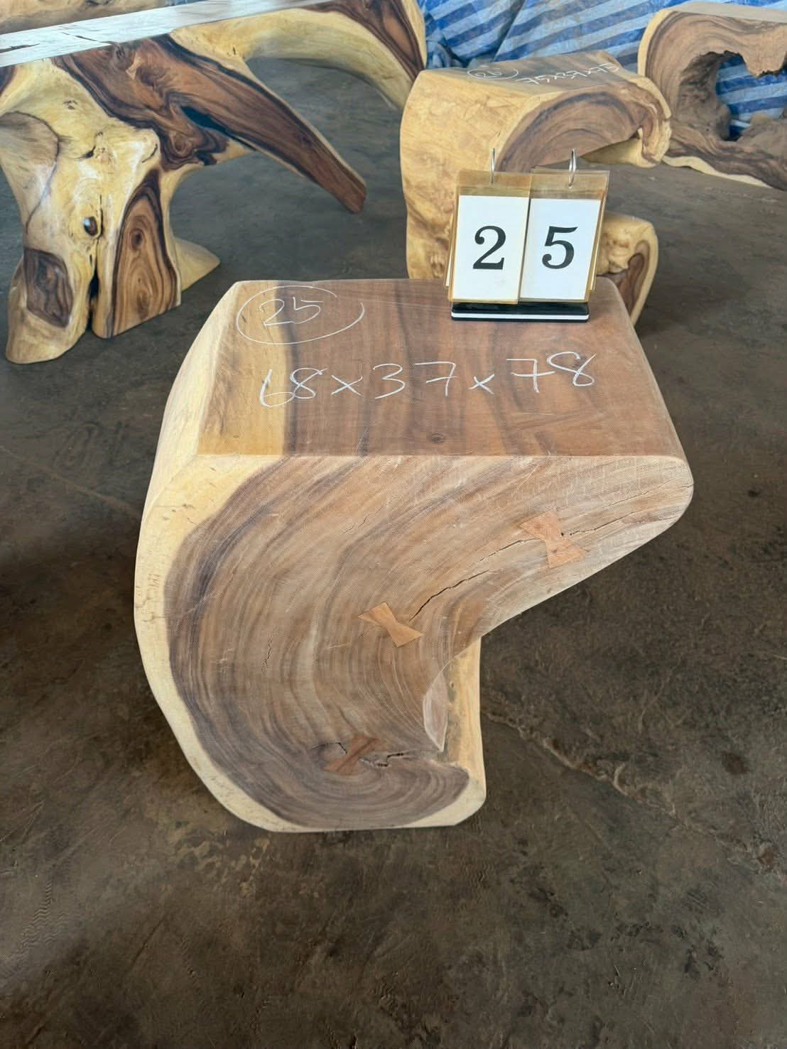 Console (trunk) in Suar wood