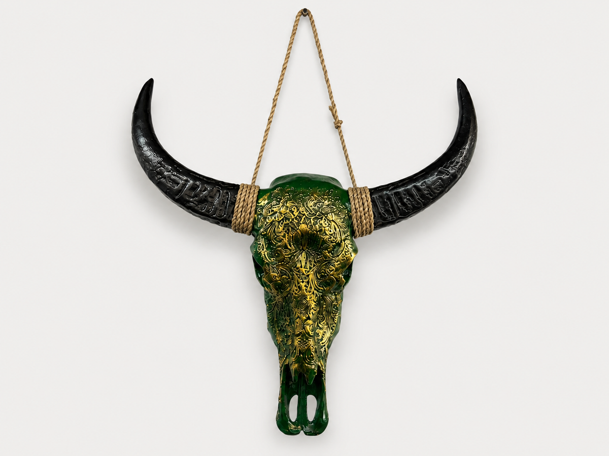 Crâne de bœuf décoratif vert à motifs peints, suspendu à une corde