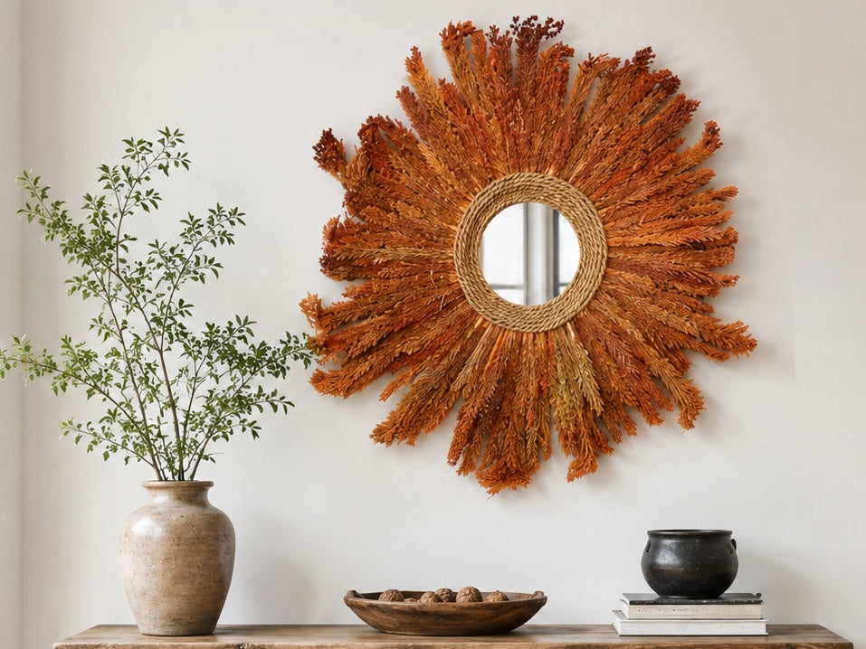 Miroir rond en rotin et feuilles séchées