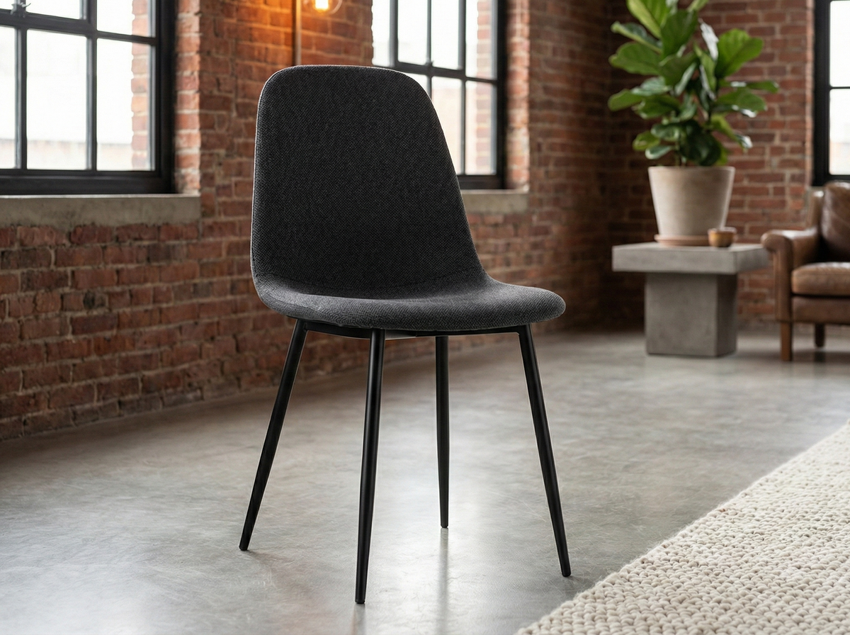 Chaise William noire dans un loft aux murs de brique
