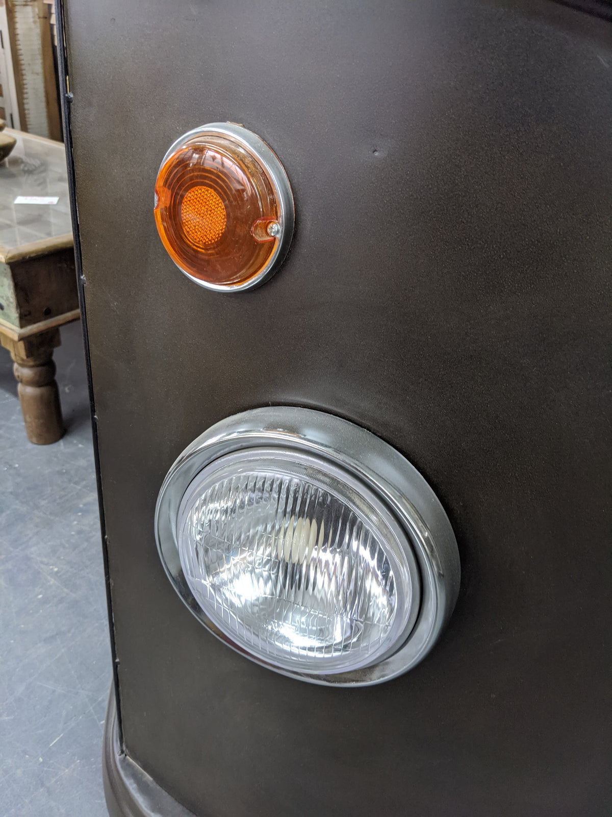 Gros plan du phare chromé et du clignotant du bar Combi