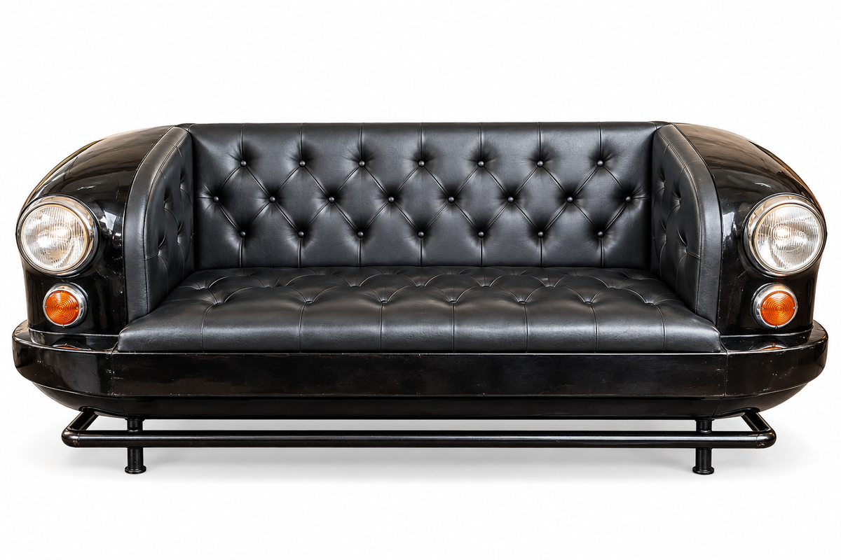 Sofa voiture en cuir noir capitonné sur une base en tube de métal