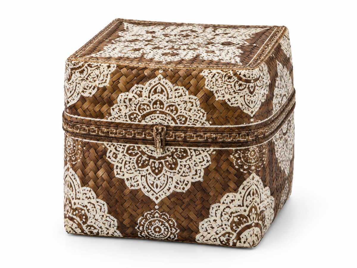 Boîte carrée en bambou tressé aux motifs blancs peints, couvercle fermé par un fermoir