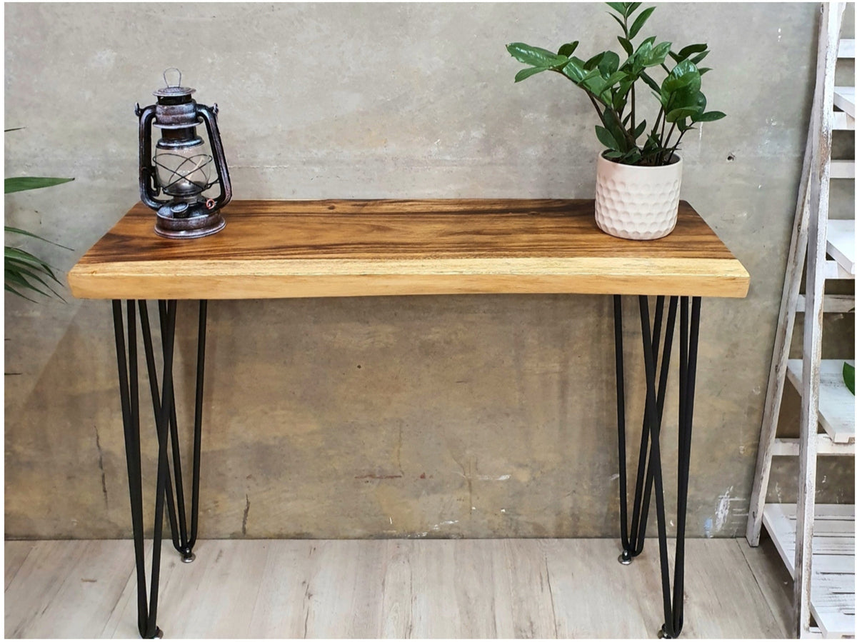 Console en suar à bord naturel sur pattes en épingle, avec lanterne et plante
