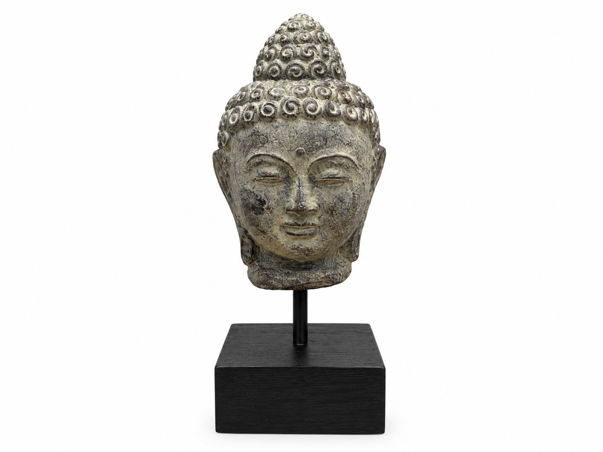Tête de Bouddha en ciment au fini vieilli, montée sur une tige et un socle noir