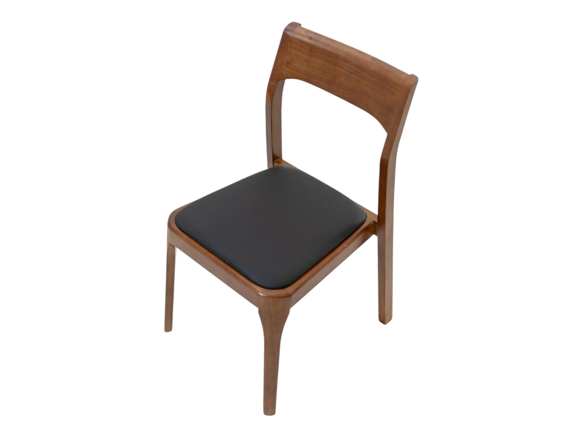 Chaise noire en bois