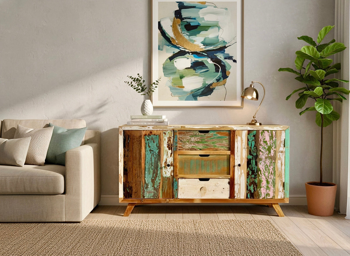 Buffet en bois recyclé aux planches vertes, turquoise et crème, dans un salon près d'un canapé beige