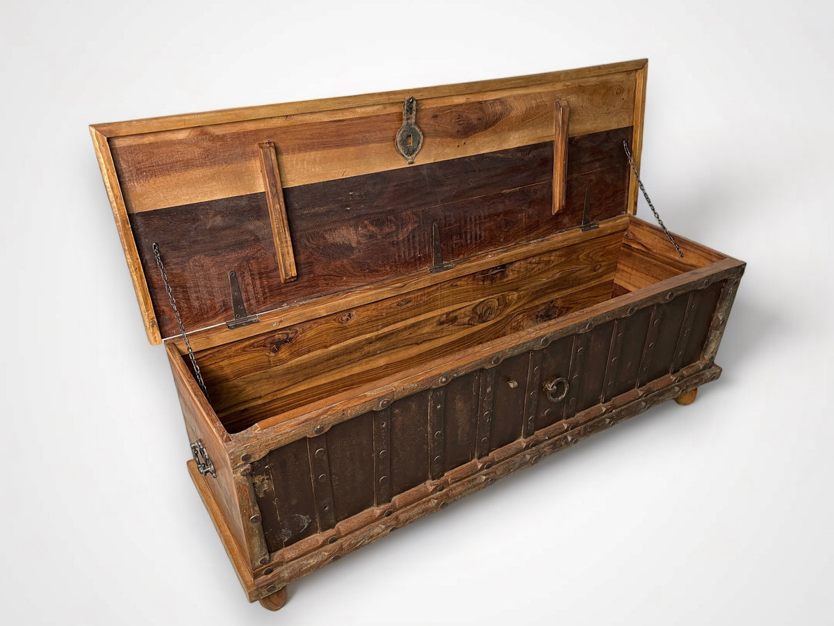 Coffre en bois de teck antique