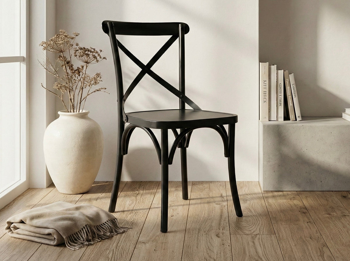 Chaise bistro en métal noir à dossier croisé, dans une pièce claire