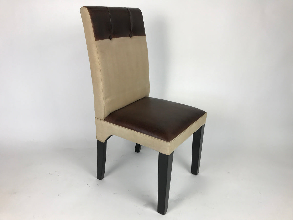 Chaise en toile beige et cuir brun vue de trois quarts, pattes en bois