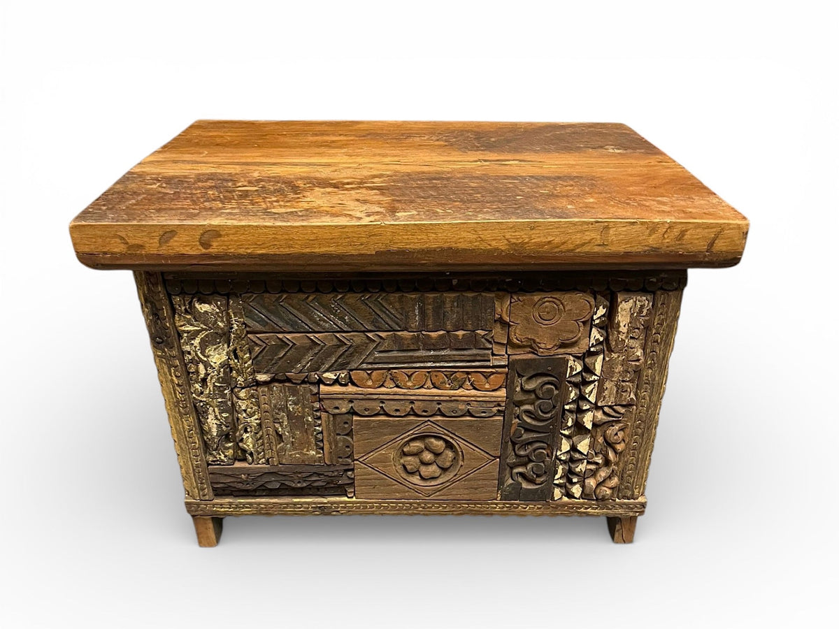 Coffre en bois avec gravures