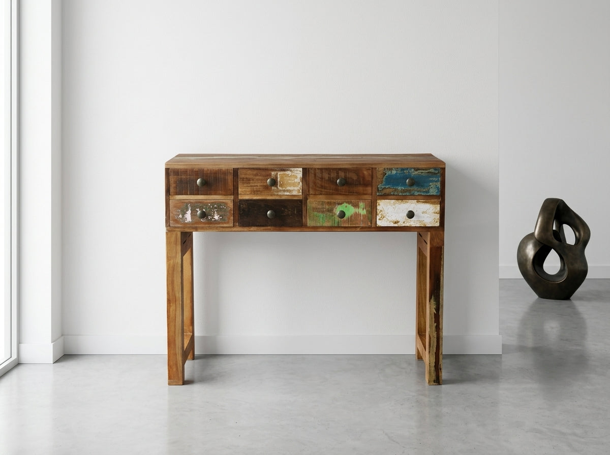 Console Pyaara en bois recyclé à huit tiroirs, dans une pièce blanche