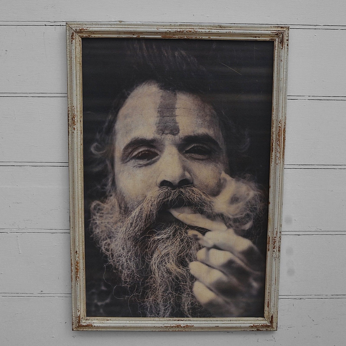 Portrait encadré d'un homme barbu à la pipe, cadre en bois blanchi
