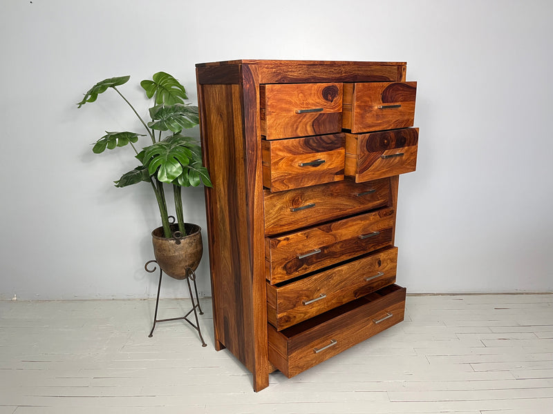 Commode monsieur en bois de rose aux tiroirs ouverts, quatre petits et quatre grands