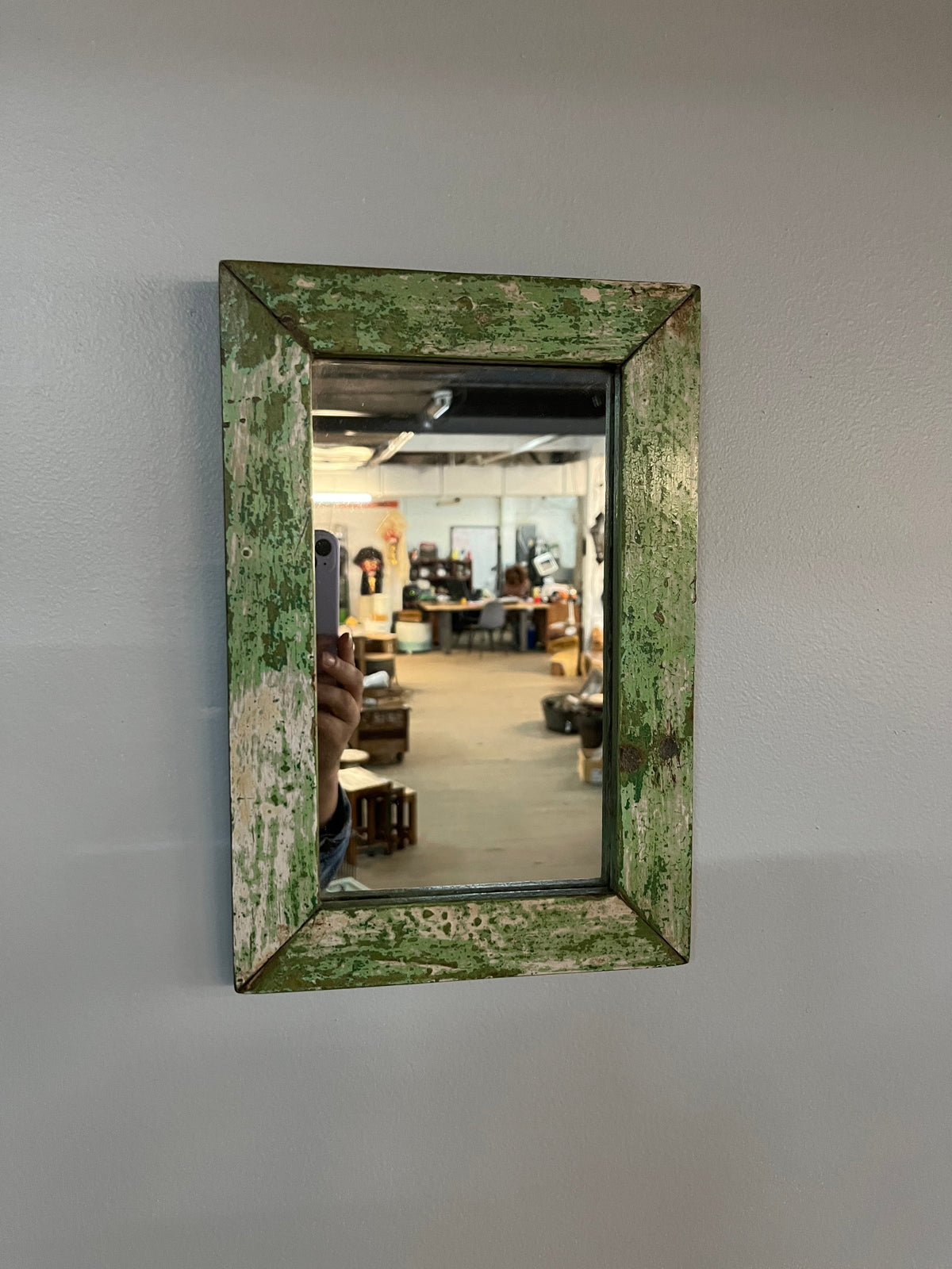 Miroir mural au cadre en bois recyclé vert patiné, format vertical