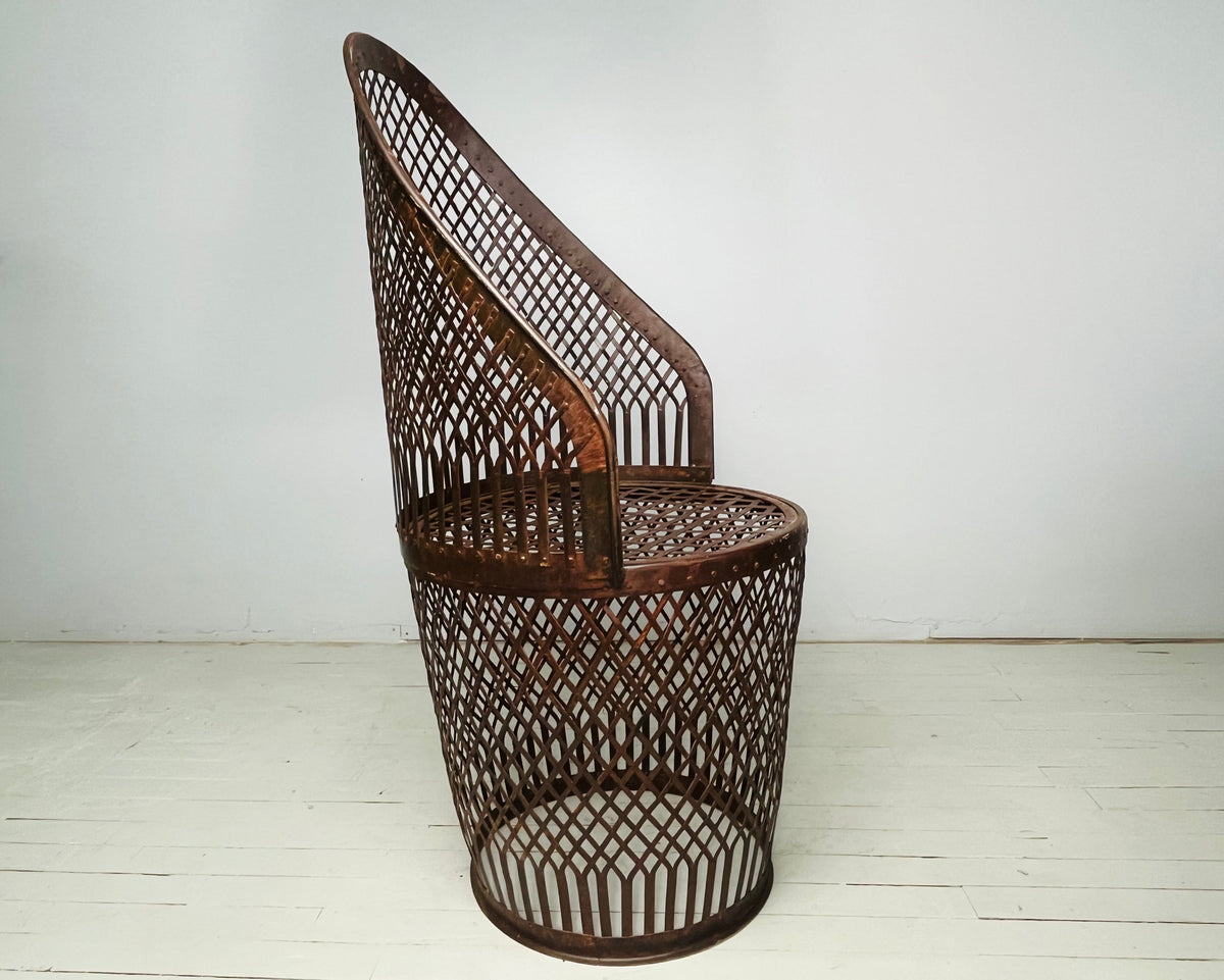 Chaise en métal tressé vue de côté, fils de métal ajourés