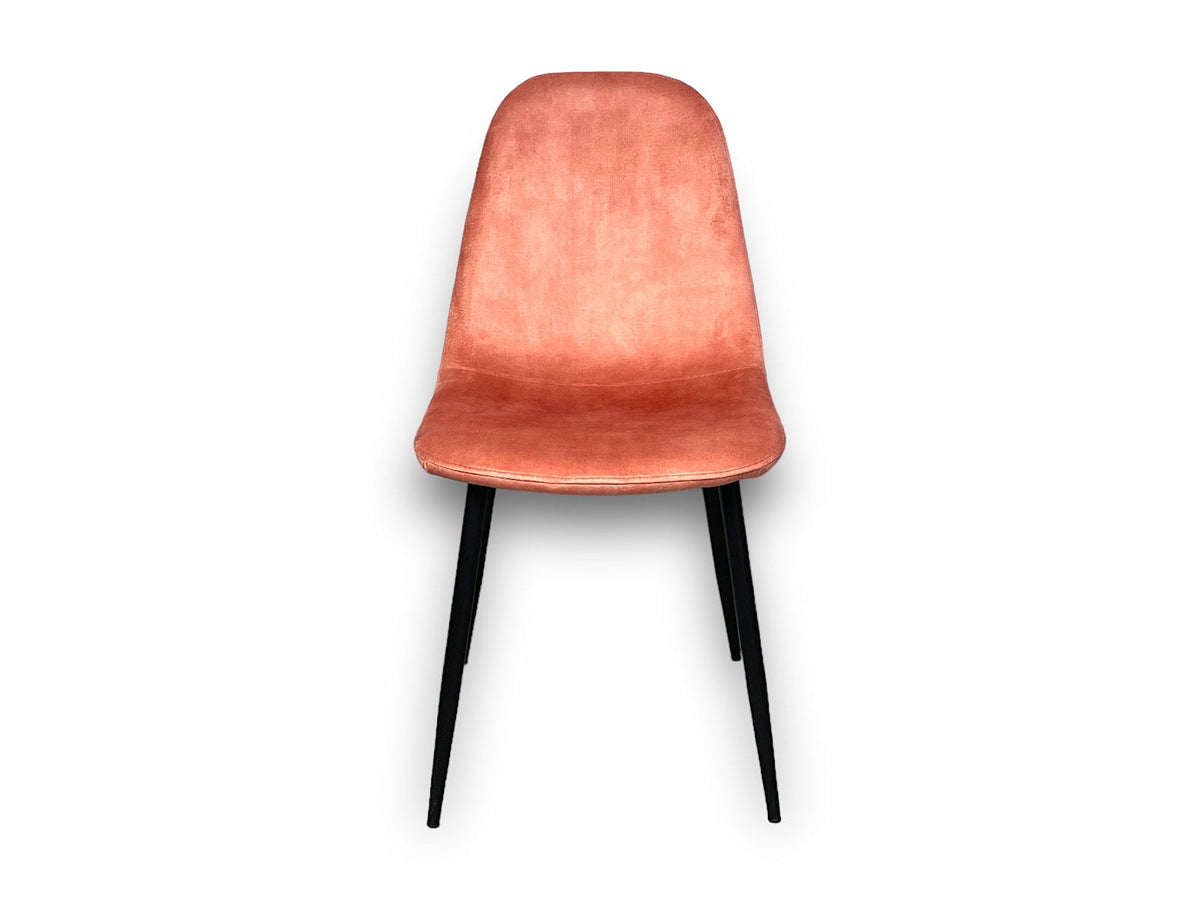 Chaise en velours rose vue de trois quarts, pattes fuselées en métal noir