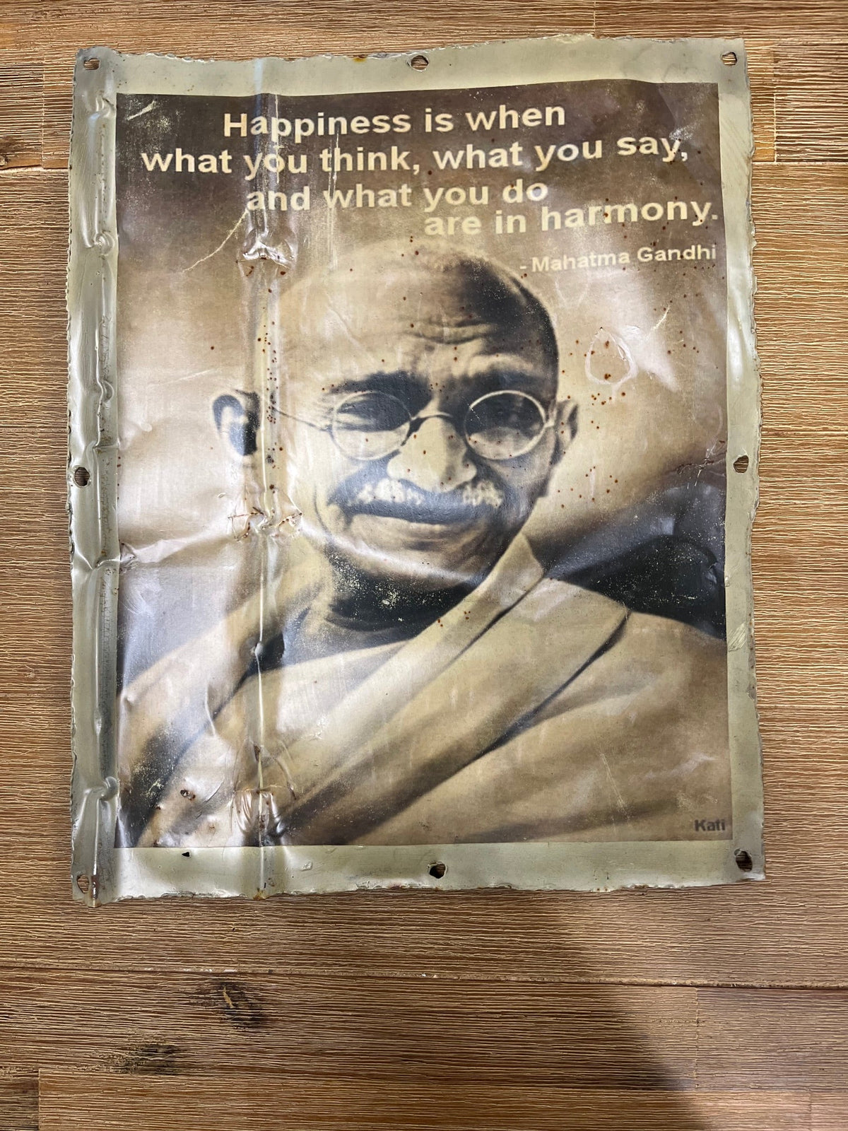 Plaque murale en métal vieilli, portrait de Gandhi et citation sur le bonheur