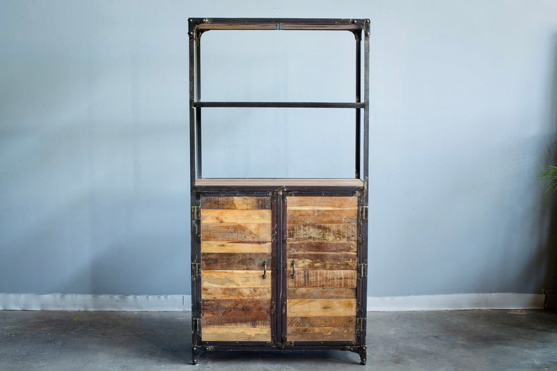 Étagère vue de face, caisson en bois recyclé surmonté de tablettes en métal
