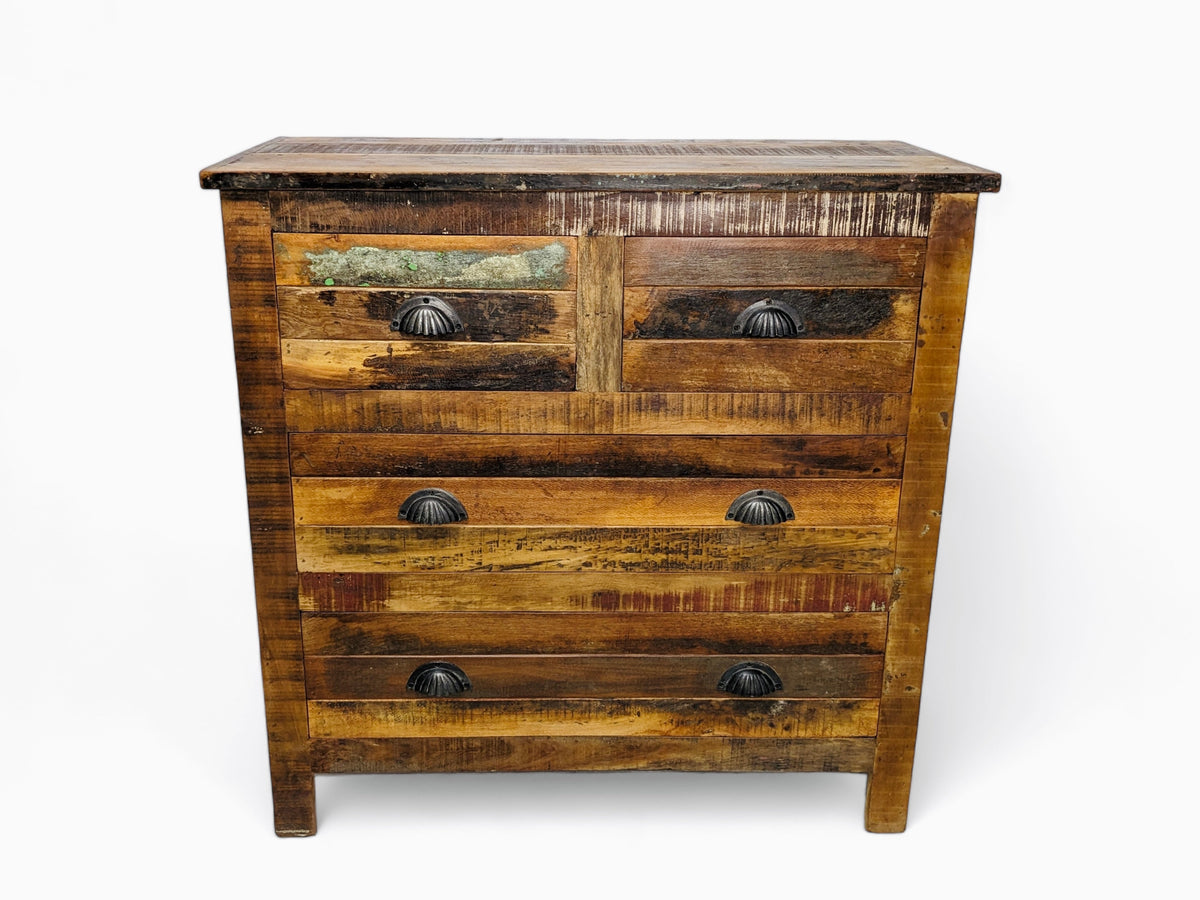 Commode en bois recyclé vue de face, deux petits tiroirs au-dessus de deux grands