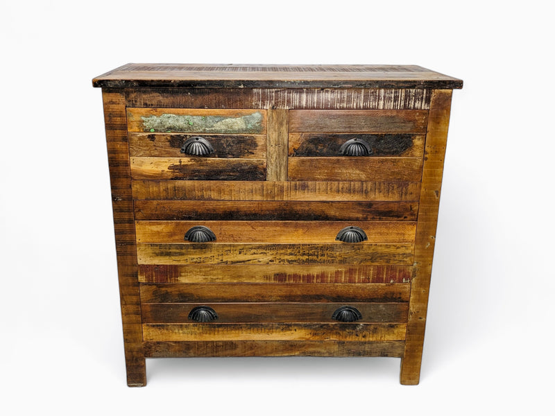 Commode en bois recyclé vue de face, deux petits tiroirs au-dessus de deux grands