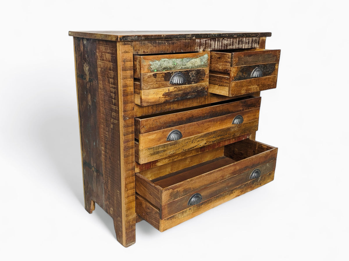 Commode 4 tiroirs en bois recyclé vue de trois quarts, tiroirs ouverts