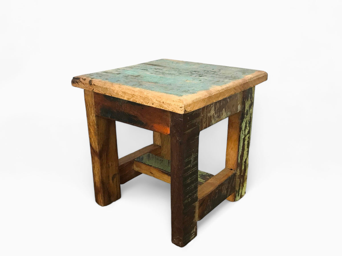 Petit tabouret cube en bois recyclé au dessus peint vert et turquoise