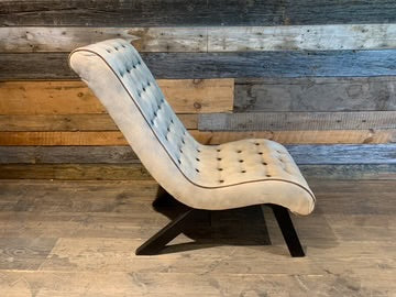 Fauteuil Bibo vu de côté, piétement en bois foncé croisé