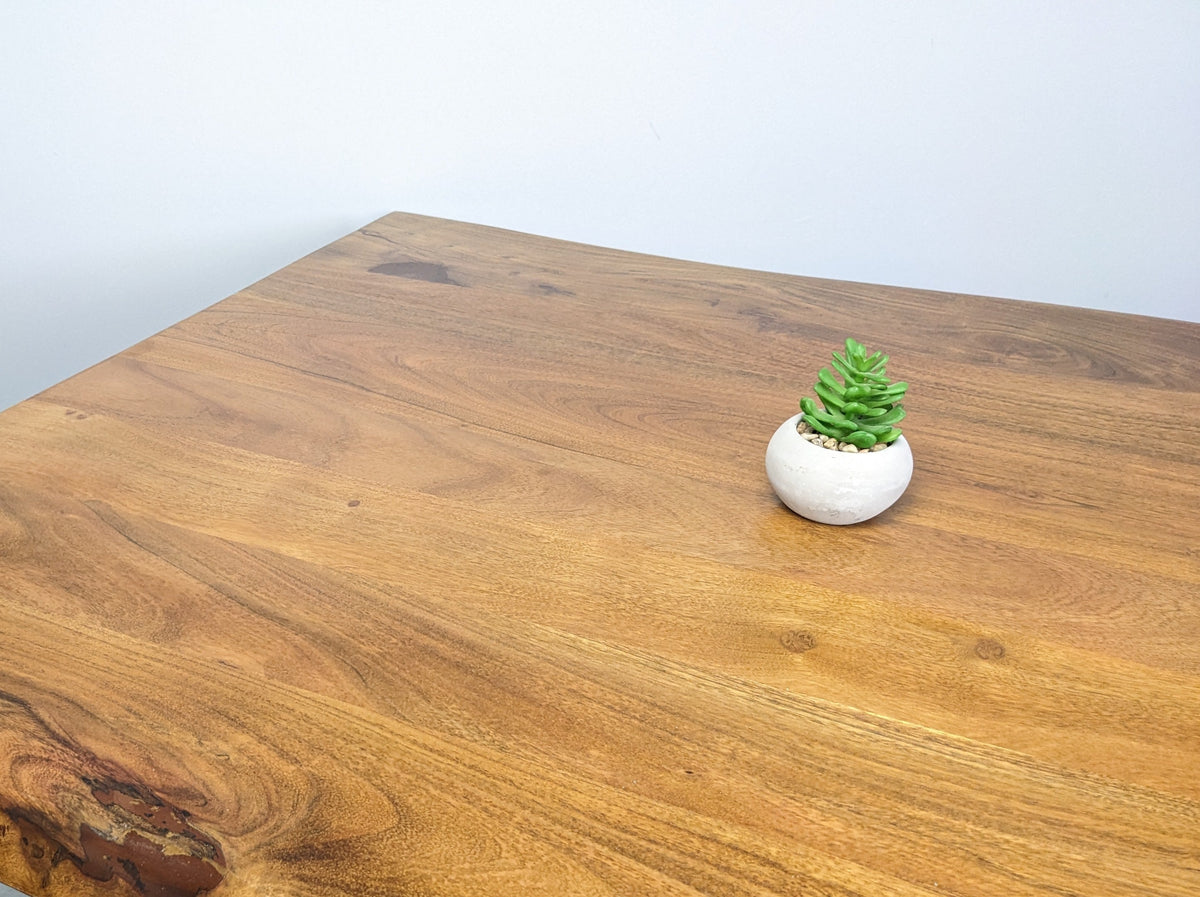 Petite table à diner Acacia live edge