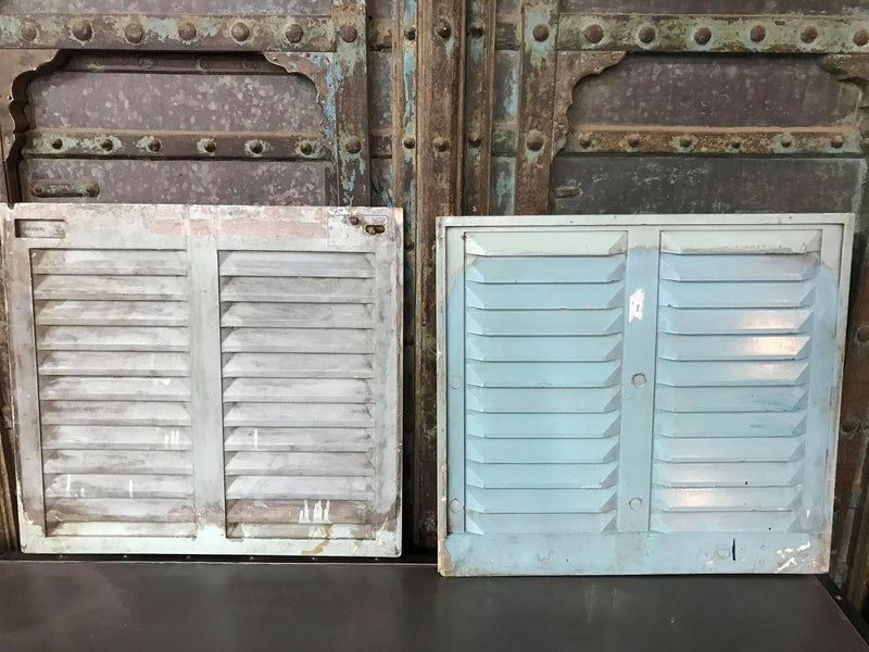 Volets de train indiens à persiennes, peinture écaillée et ferrures