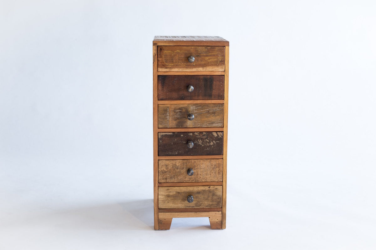 Table de chevet étroite en bois recyclé, six petits tiroirs empilés