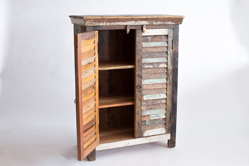 Cabinet Parlily, porte ouverte sur des tablettes intérieures