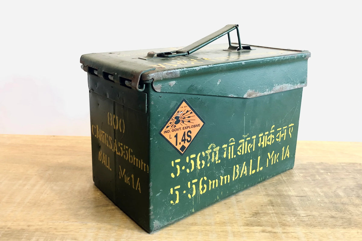 Caisse à munitions verte en métal avec poignée et inscriptions au pochoir