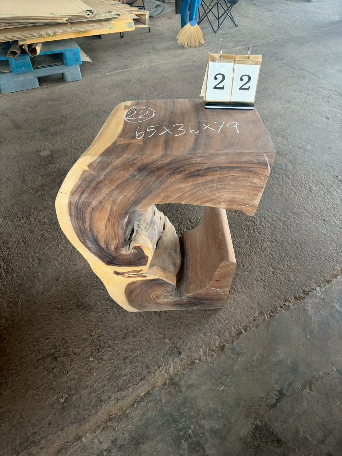 Console (trunk) in Suar wood