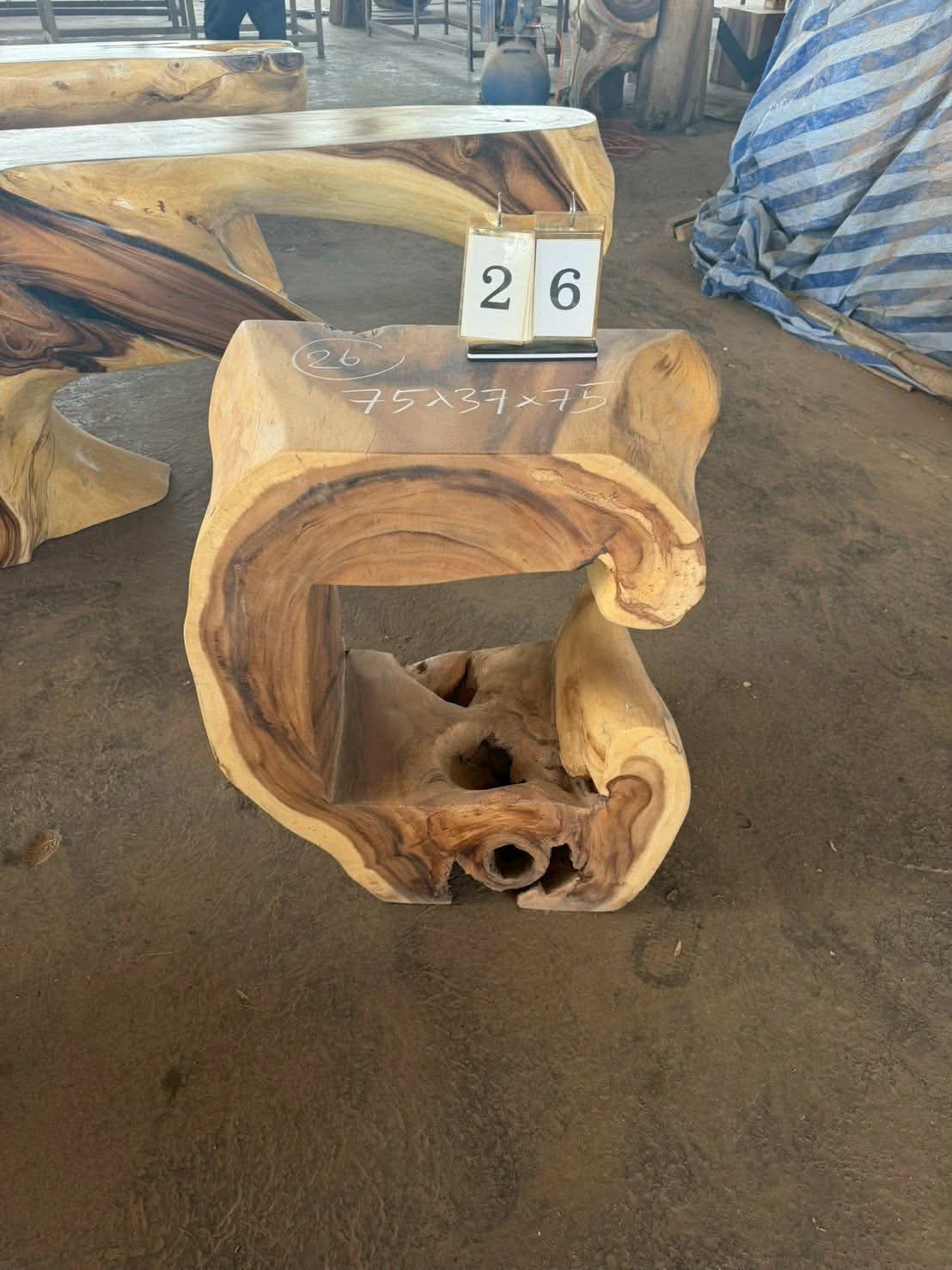 Console (trunk) in Suar wood