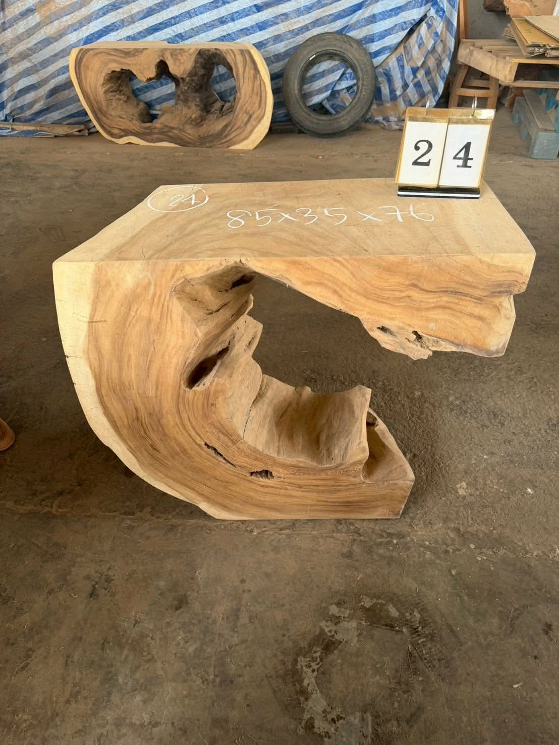 Console (trunk) in Suar wood