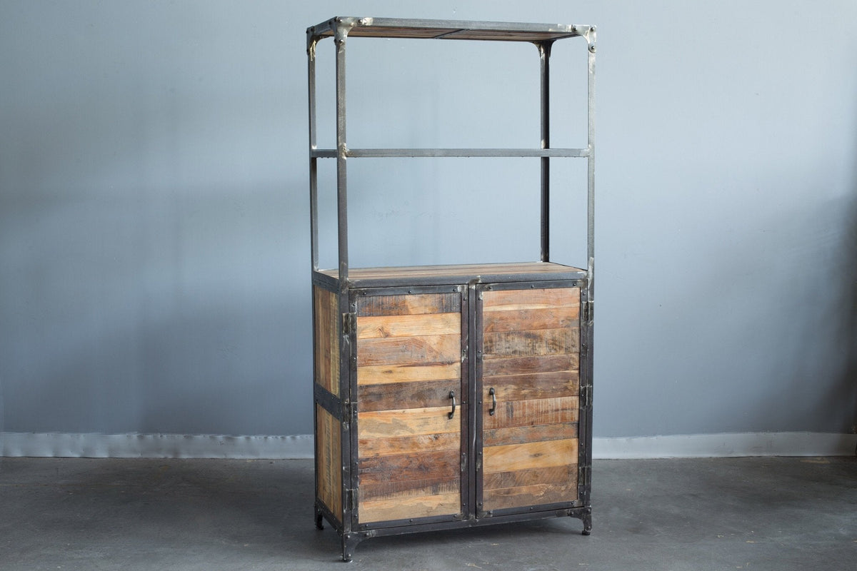 Étagère vue de trois quarts, structure en métal et caisson en bois recyclé