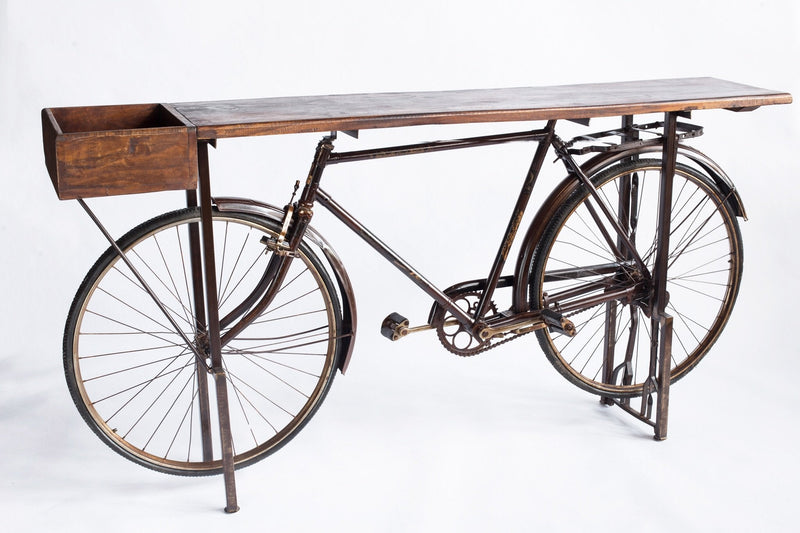 Console bar montée sur un vélo ancien, plateau en bois recyclé